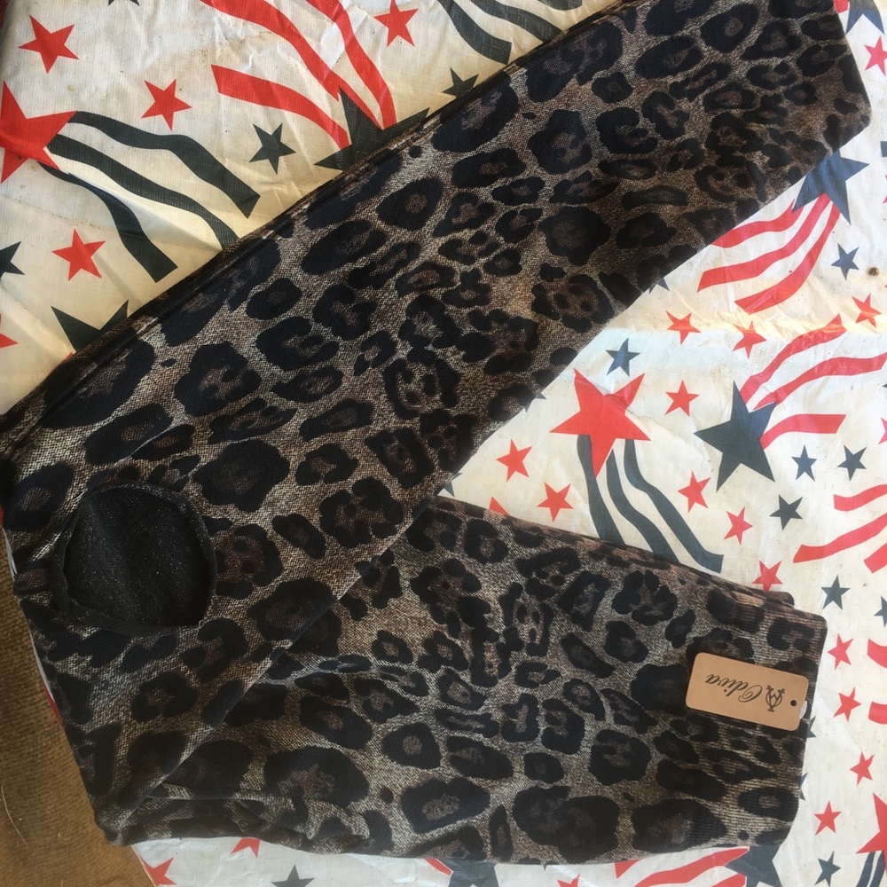 ODIVA WOMENS LEOPARD RIPPED KNEE LEGGING SMALL